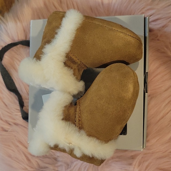 Ugg baby boots sz small (see pic for sizing info) - Picture 2 of 5